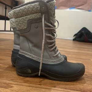 The north face snow boots size 8